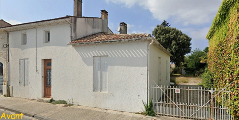 Maison blanche traditionnelle avec volets et portail avant travaux de rénovation. Texte : Avant.
